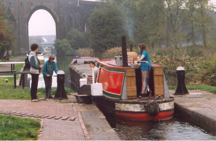 BEN - Wolverhampton Lock. Stern looking forward.