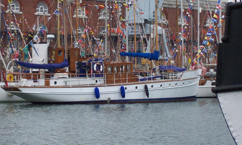 Tahilla alongside - starboard side