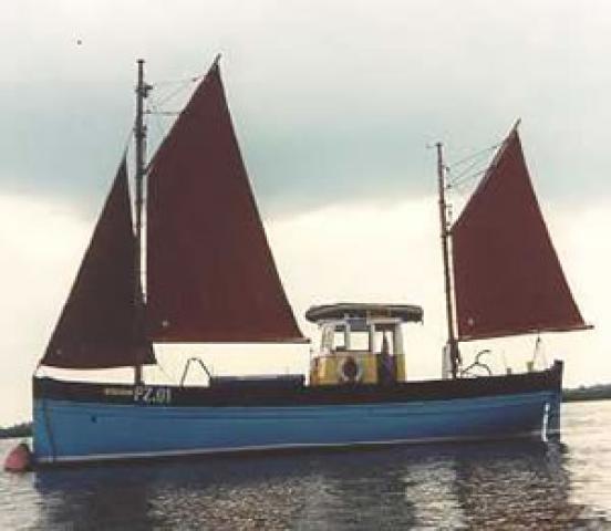 MAID MARION - port side with sails raised, 18 May 1995 at Ramshoot, River Debden.