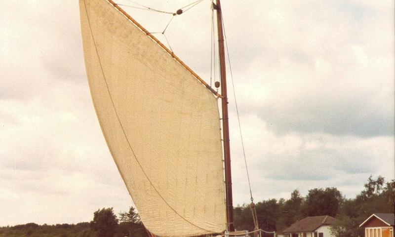 Solace under sail - bow view