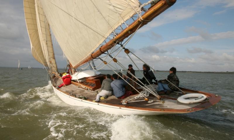 HARDY - under sail, stern view