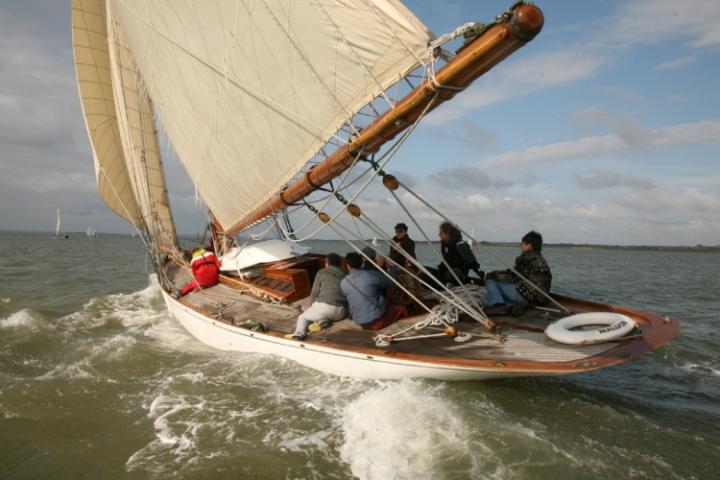 HARDY - under sail, stern view