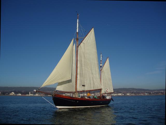 Morna under sail - port side