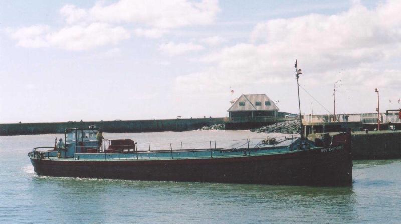 Bustardthorpe - starboard side view, under way