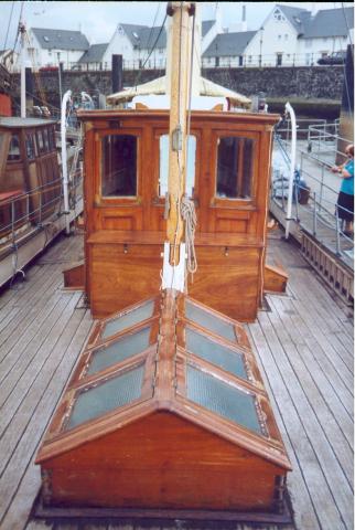 SY Carola deck plan - looking from bow towards stern and showing saloon lights and deck house. Ref: 1995/9/3/28