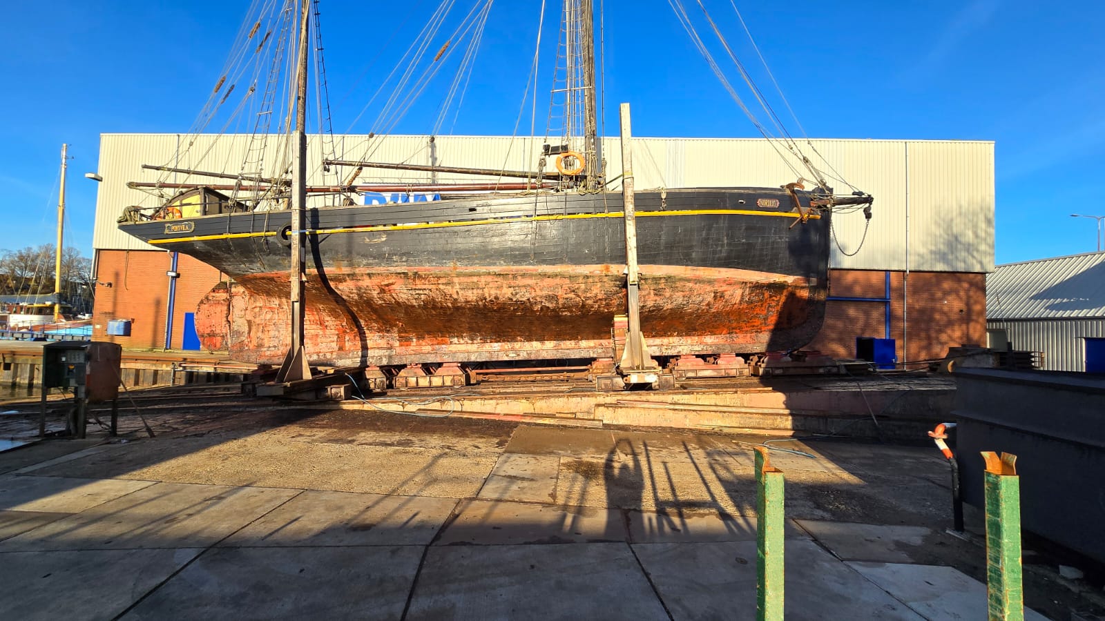 Nordlys' midships on slip