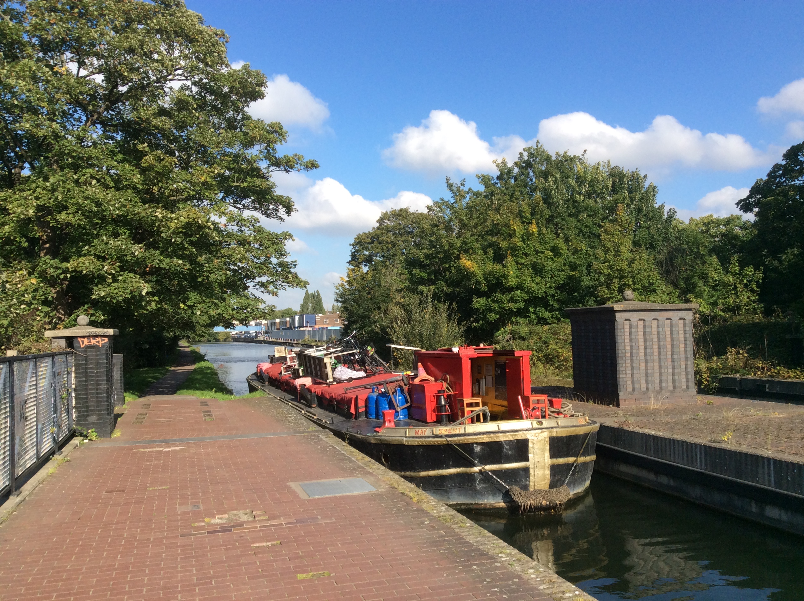Maybrent entering the aqueduct on the Grand Union Canal