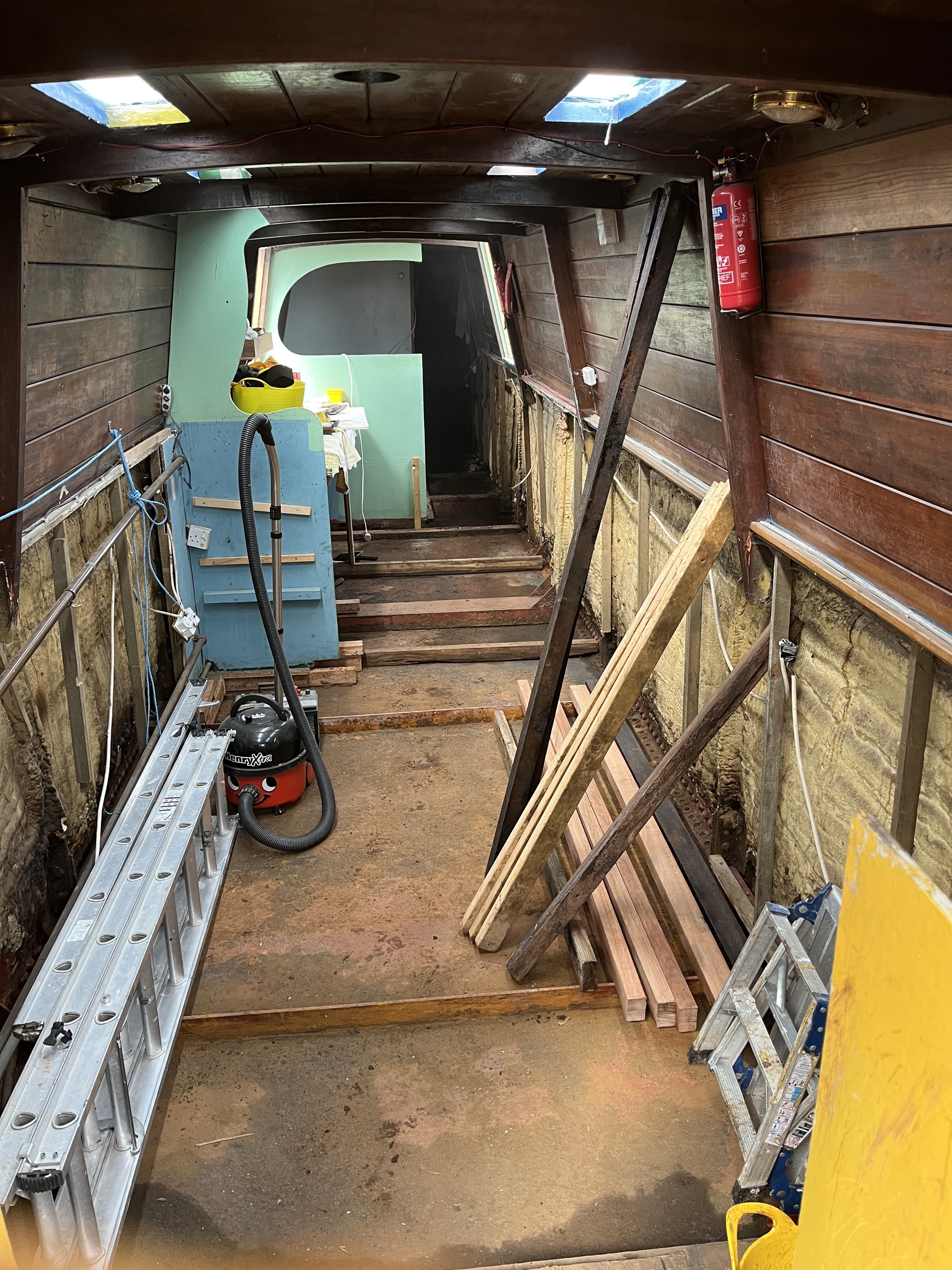 De-rusting Ivy Hotholer's hull