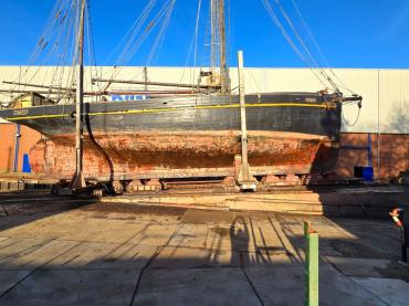 Nordlys' midships on slip