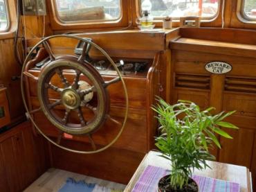 Rose's wheel and cabin detail